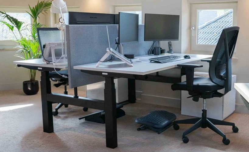 Akoestische deskdivider De akoestische deskdivider combineert modern design met effectieve geluidsreductie voor open kantoorruimtes.